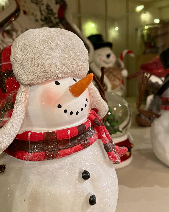 Smiling snowman in Sisters boutique